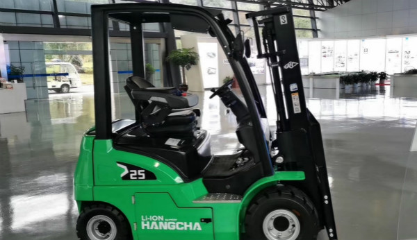 電動叉車買鋰電的還是鉛酸的？當然是鋰電的！