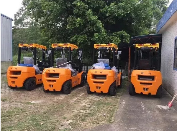 【叉車操作小知識(shí)】?jī)?nèi)燃叉車要怎么換擋？