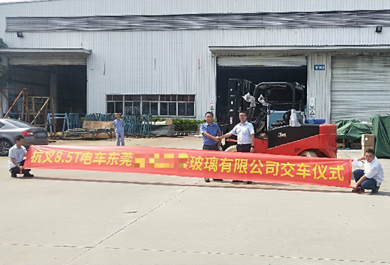 叉車搬運玻璃？要輕拿輕放！